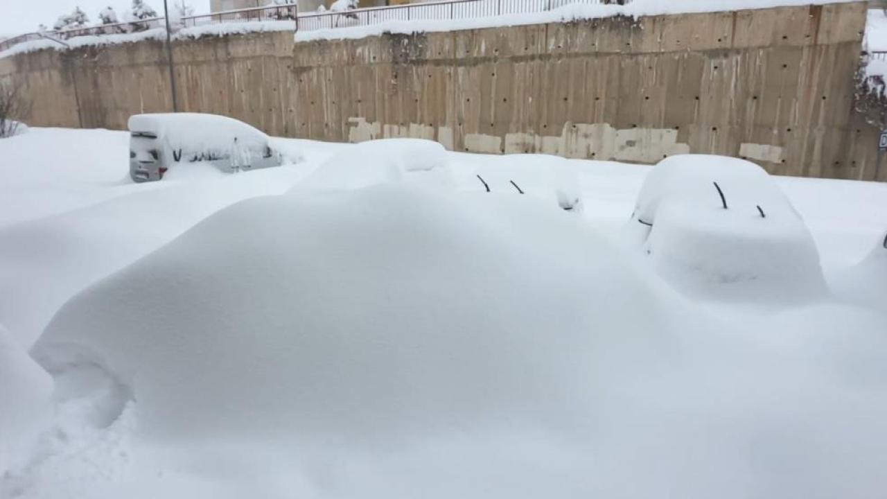 Yüksekova kara gömüldü: Kar kalınlığı yarım metreyi geçti