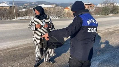 Zabıtadan kaçan kadın dilenci erkekler tuvaletine saklandı