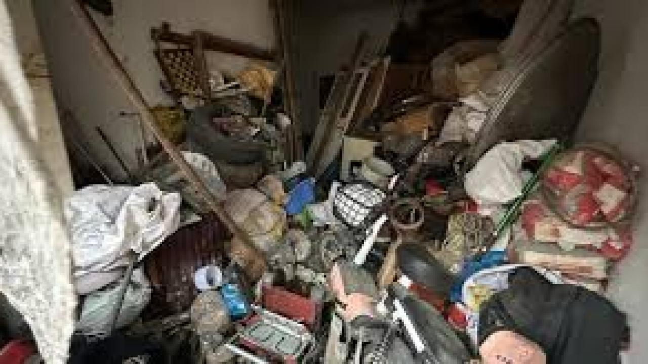 20 kamyon dolusu çöpü 25 yılda evinde biriktirmiş