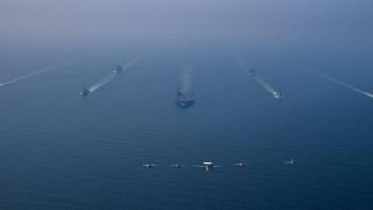 ABD ordusu, Umman Denizi’ndeki uçak gemisi grubunun fotoğraflarını paylaştı