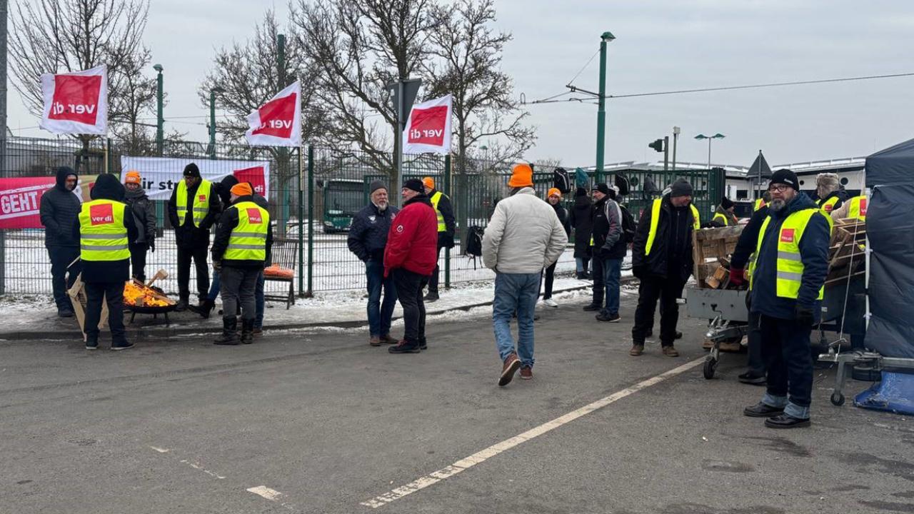 Almanya’da 100 bin çalışan iş bıraktı, toplu taşıma durma noktasına geldi
