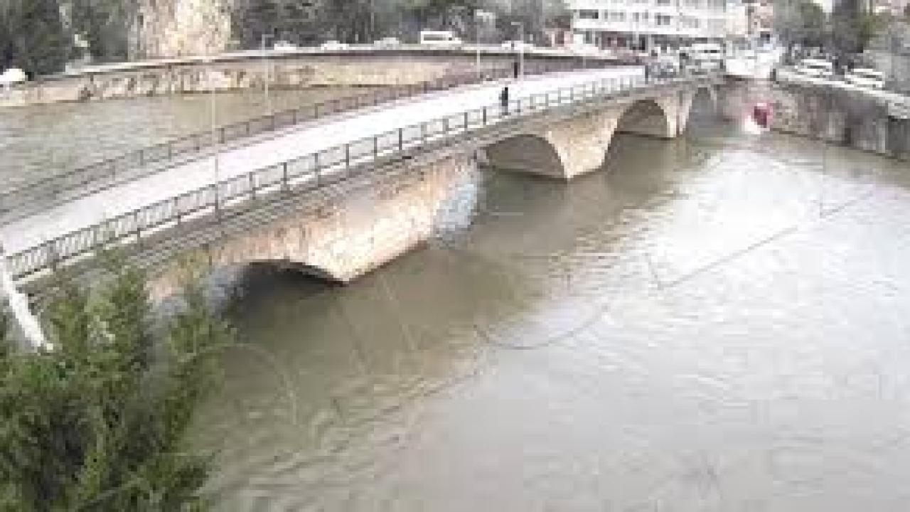 Amasya’da otomobilin Yeşilırmak Nehri’ne uçtuğu kaza kamerada