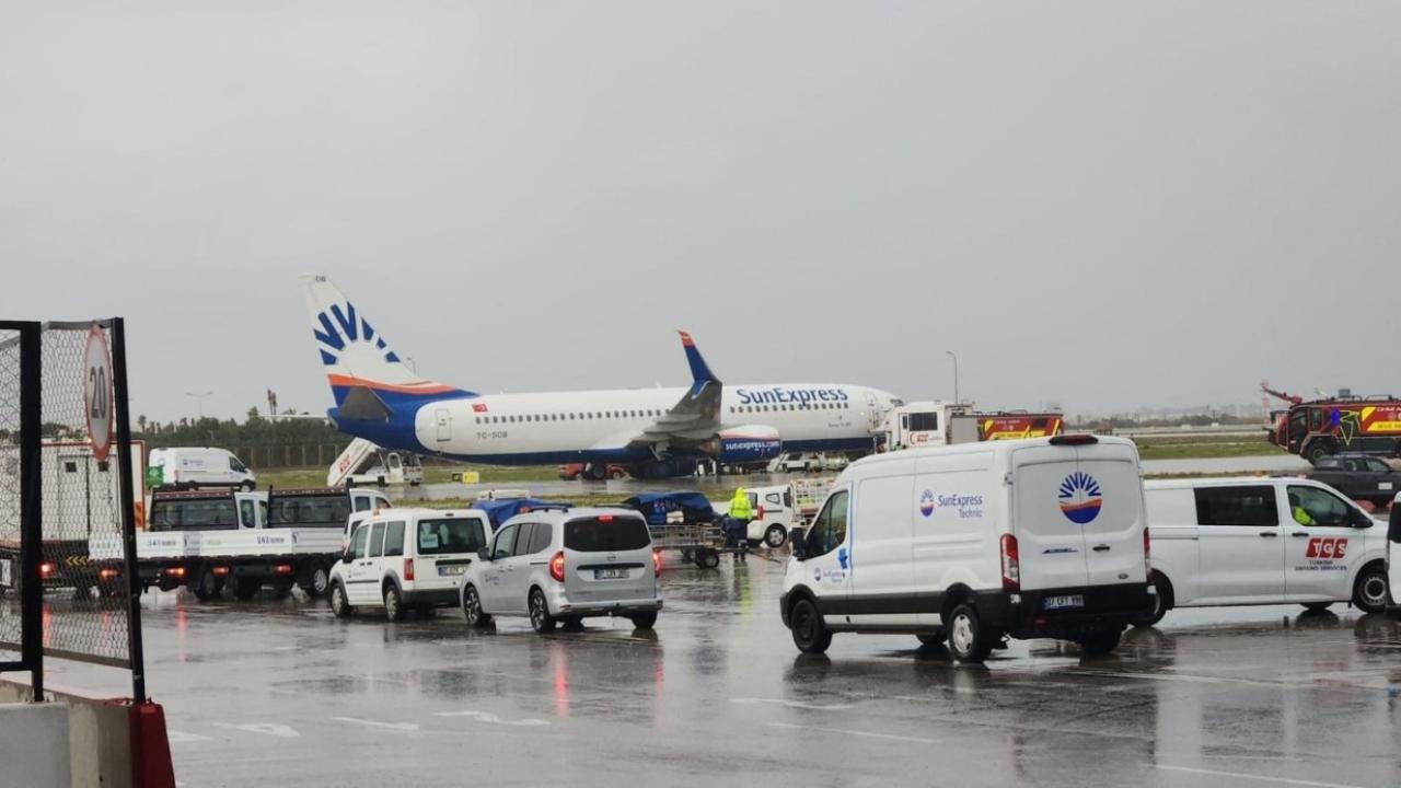 Antalya Havalimanı’nda uçakta yerinden çıkan teker kanadı parçaladı