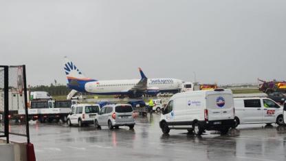 Antalya Havalimanı’nda uçakta yerinden çıkan teker kanadı parçaladı