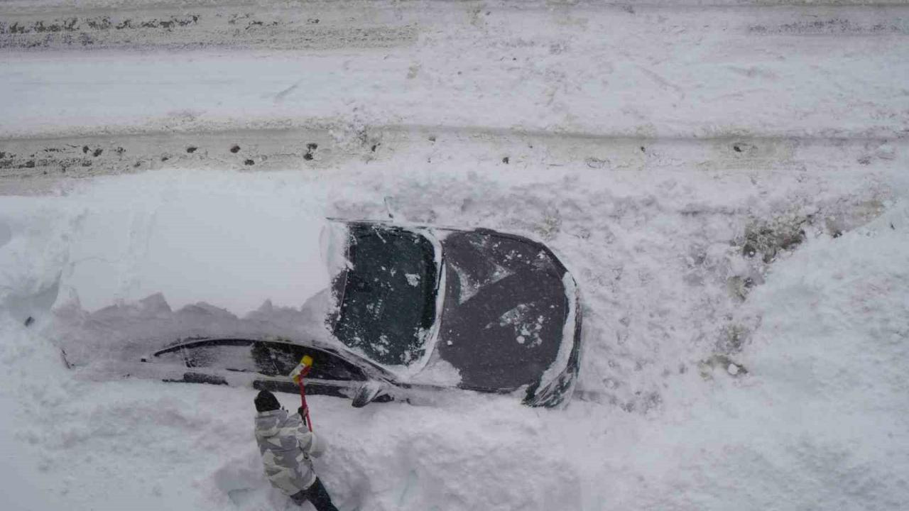 Araçlar karın içinde kayboldu