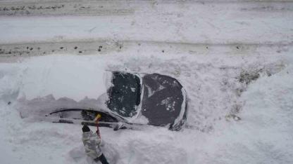 Araçlar karın içinde kayboldu