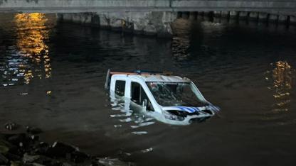 Bakırköy’de İBB’ye ait zabıta aracı denize düştü