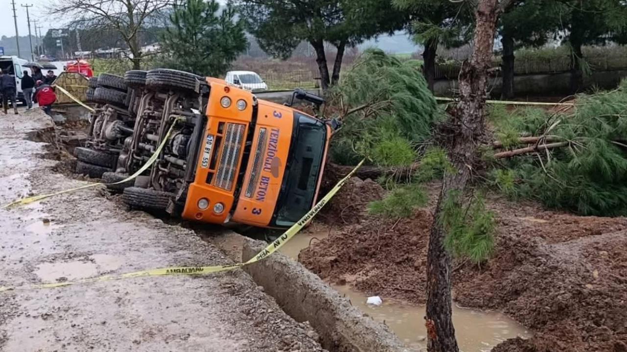 Balıkesir’de zemin çökünce beton mikseri devrildi: 1 ölü, 1 yaralı