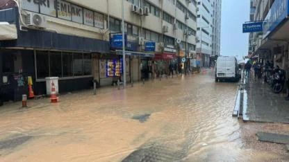 Bazı cadde ve sokaklar göle döndü, ekipler su tahliye çalışmaları yürüttü