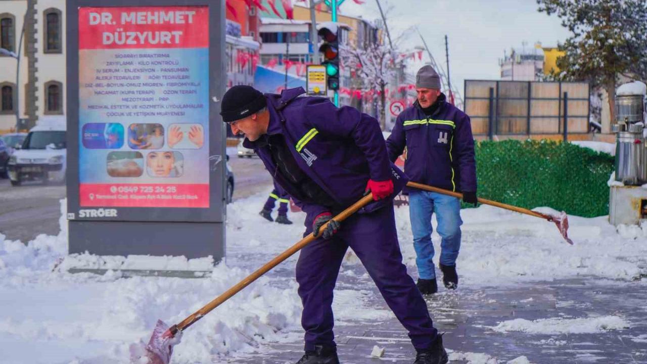 Bin 200 personel ve 400 araç sahada karla mücadele yapıyor