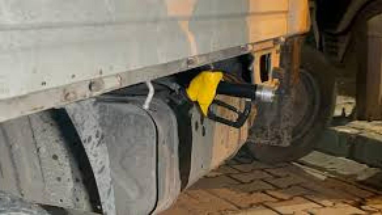 Çalıntı araçla yakıt alırken polisi gördü, kaçarken direğe çarptı