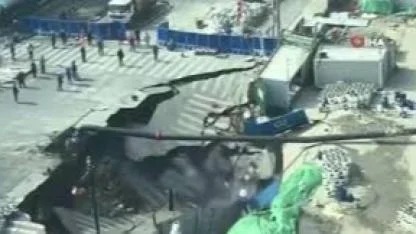 Çin'de metro inşaatı sırasında yol çöktü, dev çukur oluştu