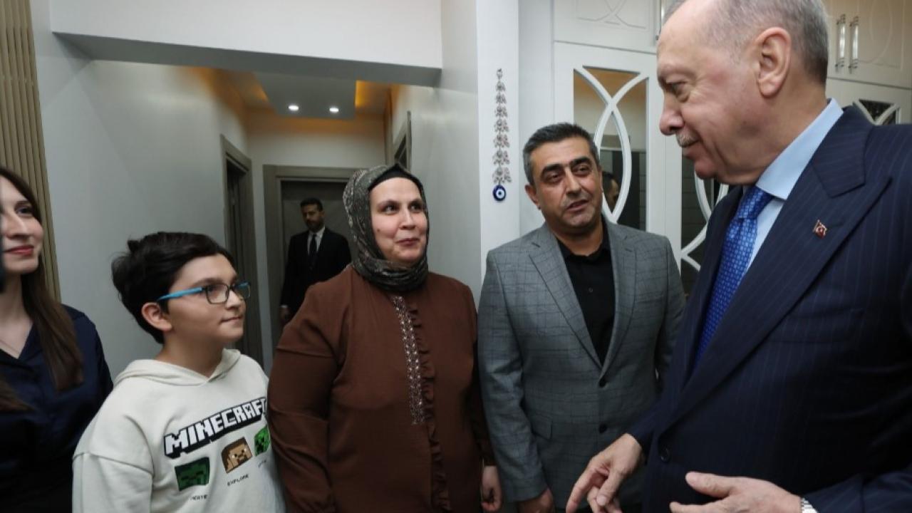 Cumhurbaşkanı Erdoğan ve Devlet Bahçeli’den depremzede aileye ziyaret