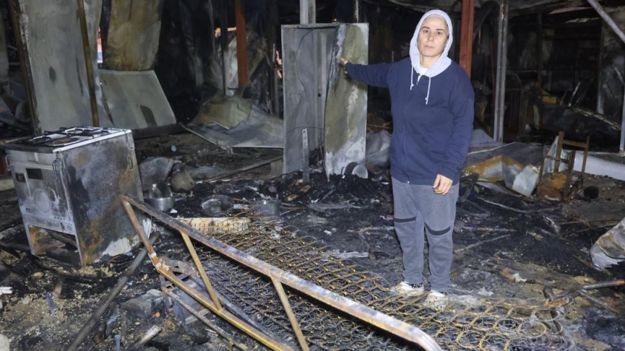 Depremde evleri yıkılan aile yangınla birlikte ikinci kez yuvasız kaldı