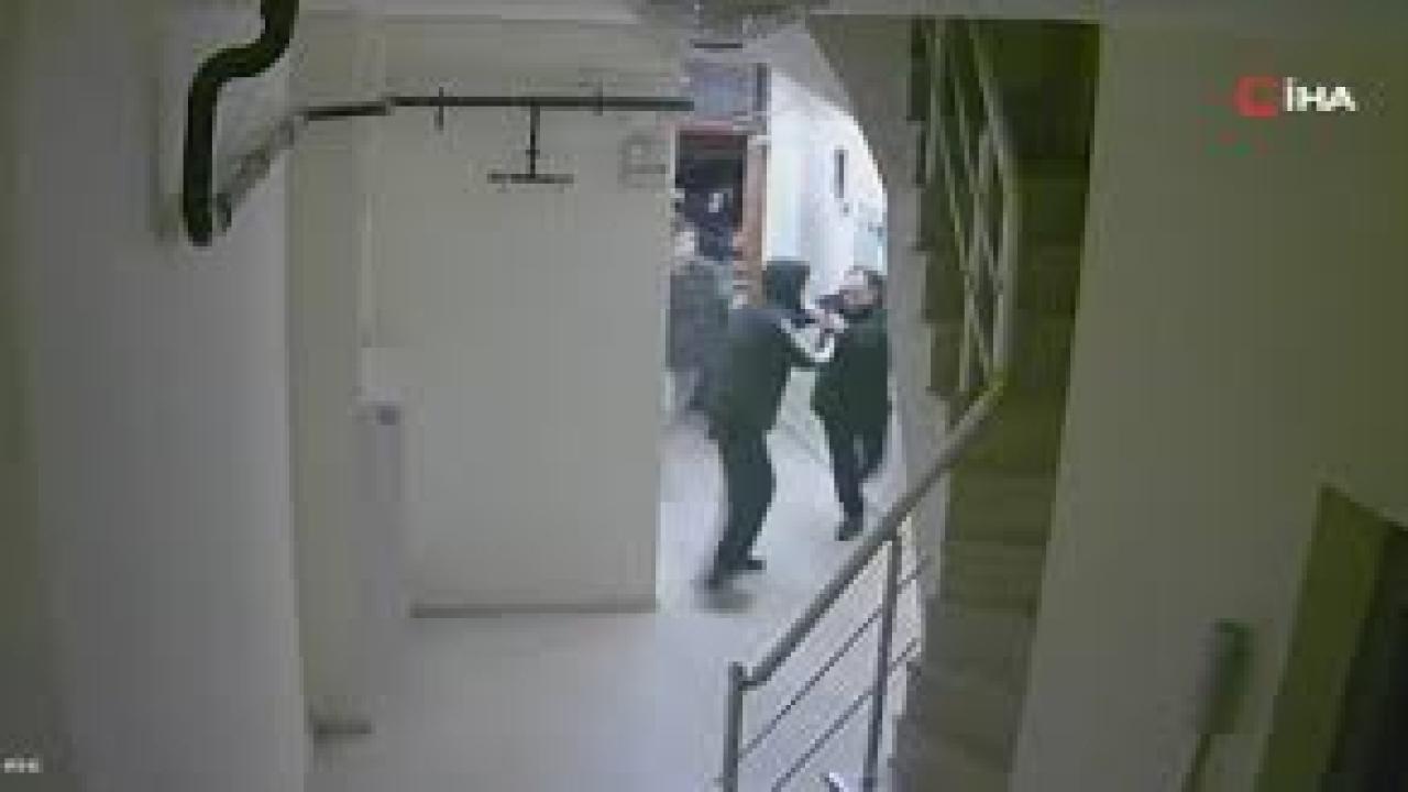 Esenyurt’ta saldırıp para istedikleri adam apartmana sığındı