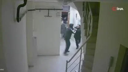 Esenyurt’ta saldırıp para istedikleri adam apartmana sığındı