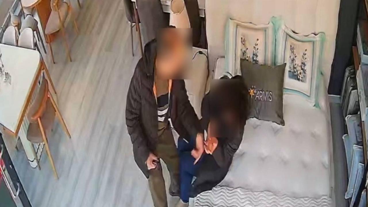 Eşini mobilya mağazasında darbetti: O anlar kamerada