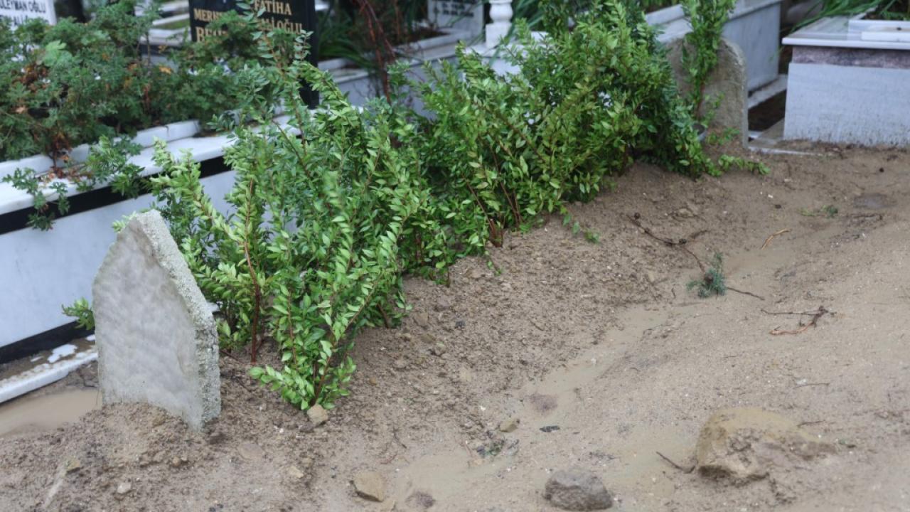 Eski belediye başkanını oğlu baltayla öldürdü