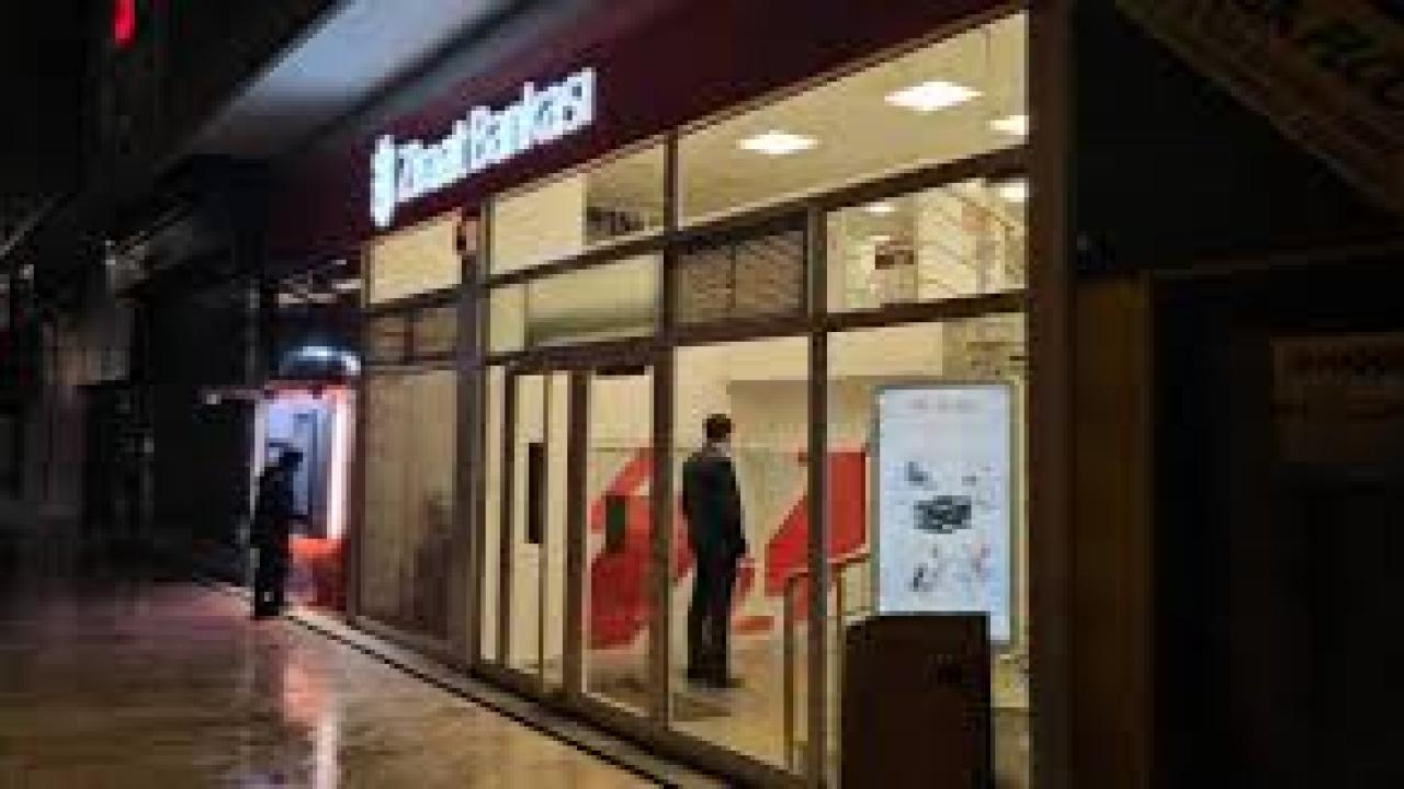 Fatih’te banka soygunu: Kaçarken çaldığı parayı düşürdü