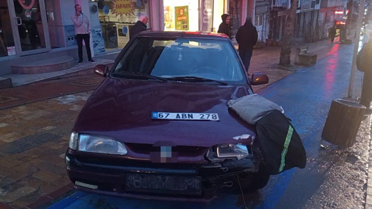 Fırlayan motokurye otomobilin üzerine düştü