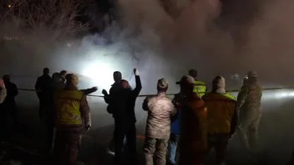 Gümüşhane’de yangın sonrası ekipler çalışırken ahşap ev çöktü