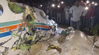 Hindistan’da içerisinde 7 kişinin bulunduğu ambulans uçak düştü