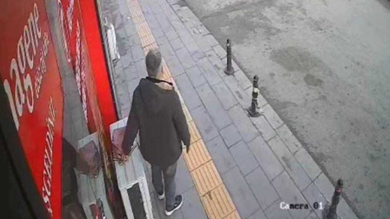 İmamın sahibi gelir alır diye bıraktığı çantayı kaşla göz arasında çaldı