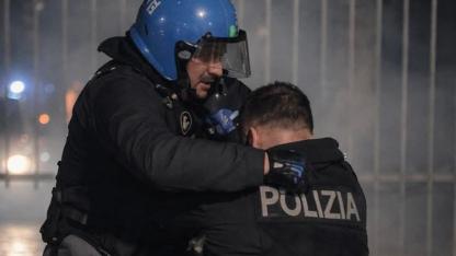 İtalya'da kültür merkezi kapatıldı sokaklar karıştı: 11 polis yaralı, 10 gözaltı