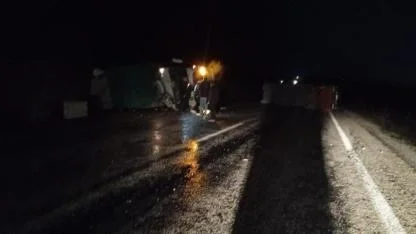 İtfaiye aracı, yardım için gittiği tıra çarptı: 1’i ağır 2 yaralı