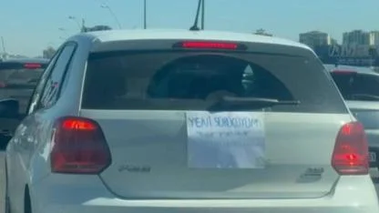 Kadın sürücü ’yeni sürücüyüm, sabır imandandır’ yazısıyla trafiğe çıktı