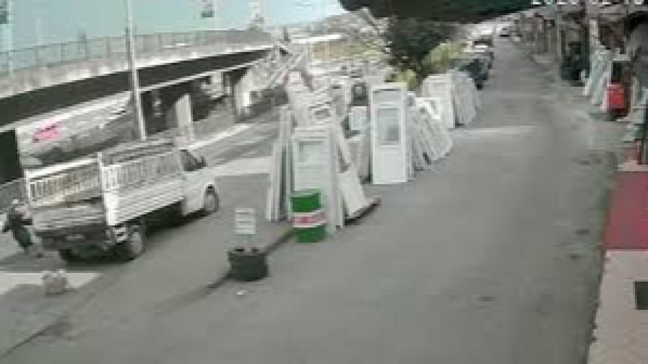 Köpekten kaçmaya çalışan üniversite öğrencisine belediye otobüsü çarptı