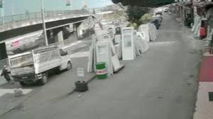 Köpekten kaçmaya çalışan üniversite öğrencisine belediye otobüsü çarptı