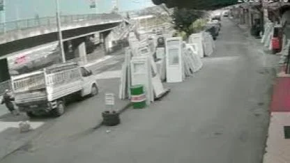 Köpekten kaçmaya çalışan üniversite öğrencisine belediye otobüsü çarptı