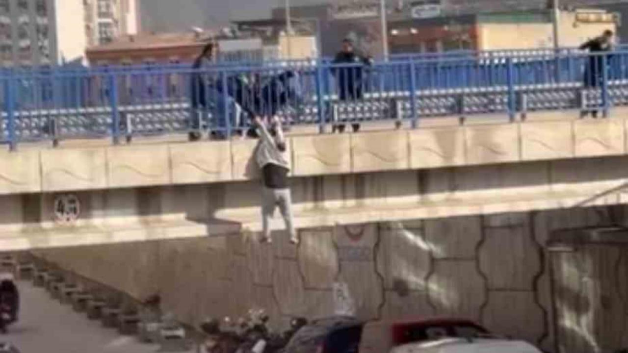 Köprüde can pazarı: Tutunamayınca yere düştü