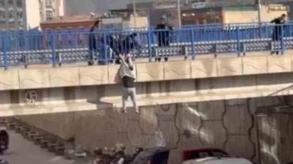 Köprüde can pazarı: Tutunamayınca yere düştü