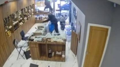 Londra’da Türk kuyumcu dükkanı palalı hırsızlar tarafından soyuldu
