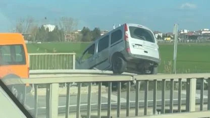 Lüleburgaz’da hafif ticari araç bariyerlerin üzerine çıktı