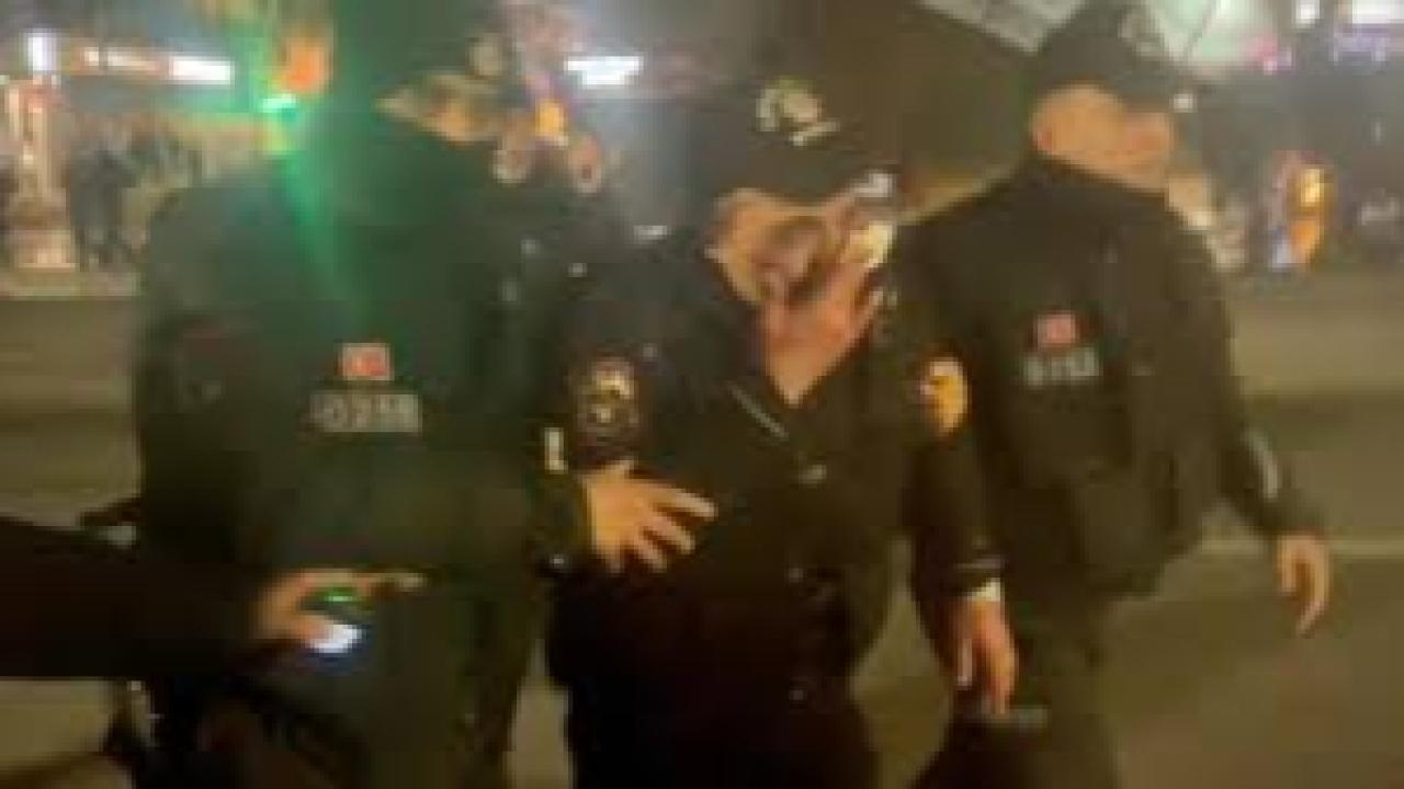 Madde bağımlısı şahıs polise hakaret edip satırla saldırdı: 4’ü polis, 6 yaralı