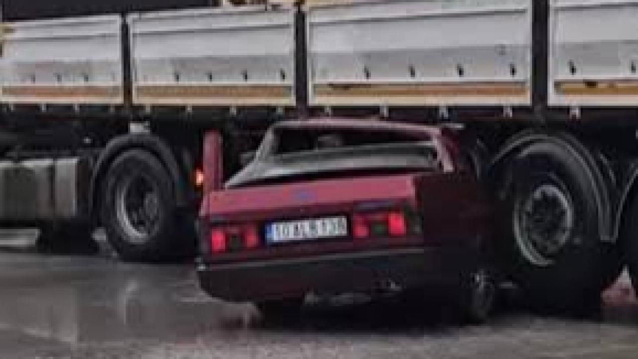 Otomobil tırın altına ok gibi saplandı