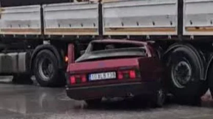 Otomobil tırın altına ok gibi saplandı