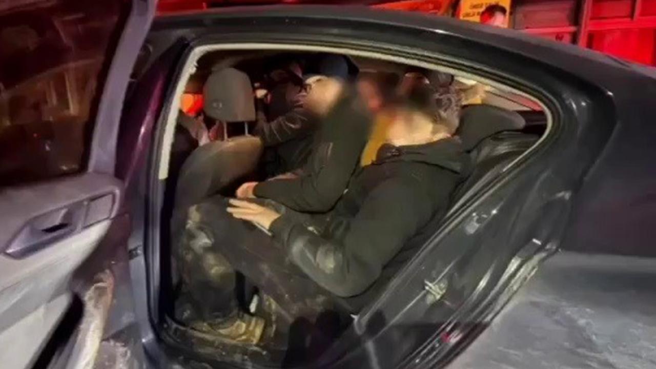 Otomobilin içinden 10 kaçak göçmen çıktı: 1 tutuklama