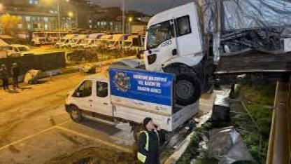 Park halindeki kamyon hareket edip başka aracın üzerine düştü