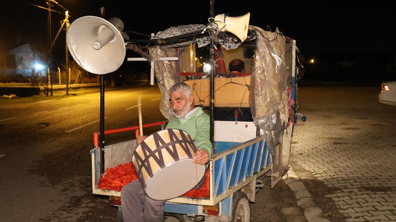 Ramazan davulcusundan hem geleneksel hem teknolojik yöntem