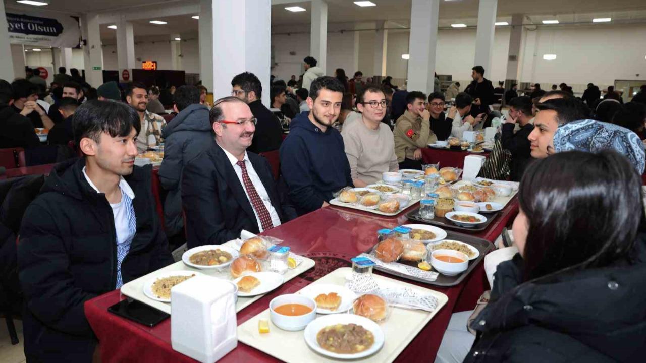 Rektör Hacımüftüoğlu öğrencilerle iftar sofrasında buluştu