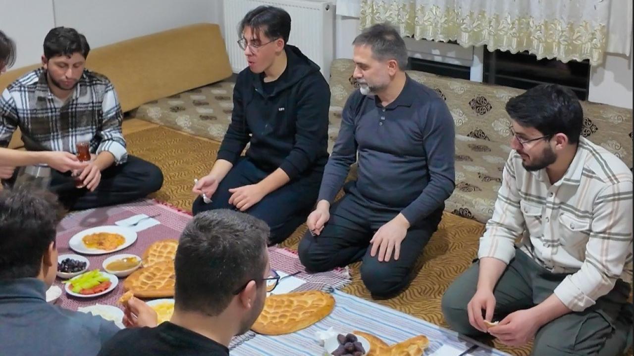 Sahur sofrasında öğrencileri yalnız bırakmadı