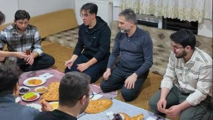 Sahur sofrasında öğrencileri yalnız bırakmadı