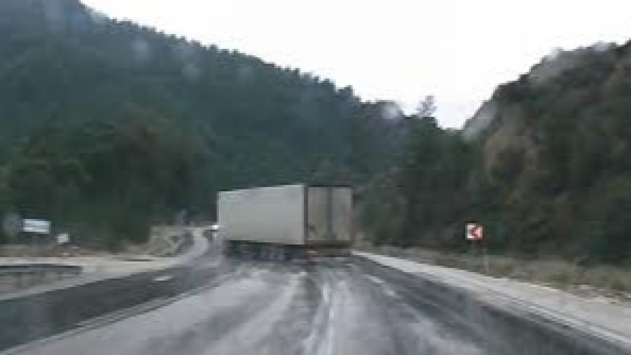 Savrulan tır dorsesi faciaya sebep oluyordu