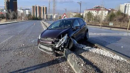 Sivas’ta buzlanma zincirleme kazaya neden oldu, çok sayıda araç birbirine girdi