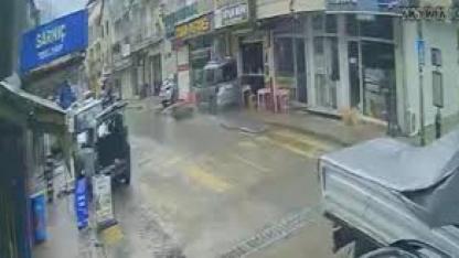 Sürücünün şekeri düştü, kontrolden çıkan araç çarşıyı birbirine kattı