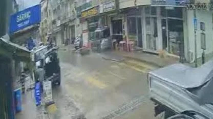 Sürücünün şekeri düştü, kontrolden çıkan araç çarşıyı birbirine kattı